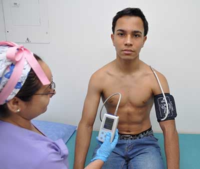 Paciente con dispositivo de monitoreo MAPA 24 horas port谩til para medici贸n de presi贸n arterial - Dr. Willmer Obreg贸n Medell铆n